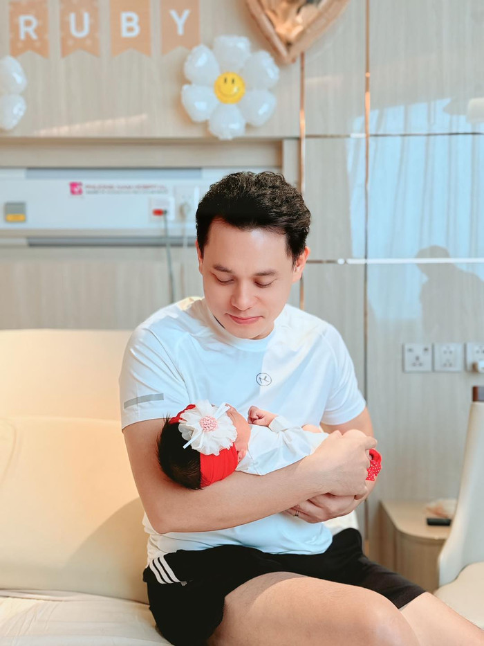 Ông xã Hồ Bích Trâm rất cưng con gái. (Ảnh: FBNV)