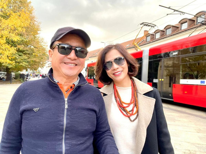 NSƯT Chí Trung và bạn gái trong chuyến du lịch gần đây. 