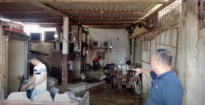 Ông đến thăm xưởng đá.