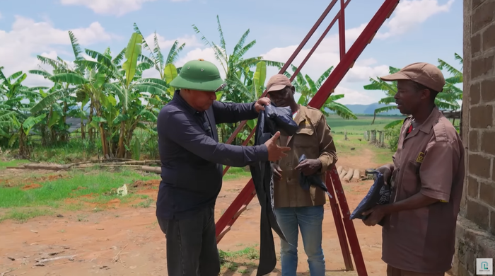 Ông Quý rất thích làm vlogs.