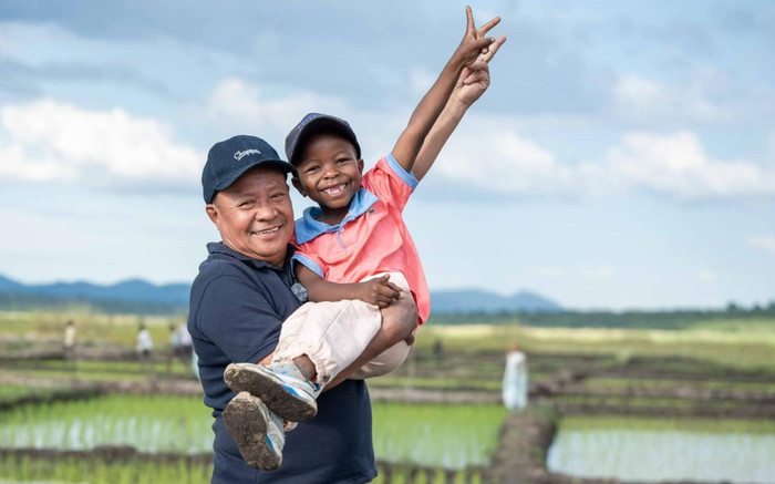 Choáng với mức lương Quang Linh Vlogs trả cho bố khi sang Angola Ảnh 2