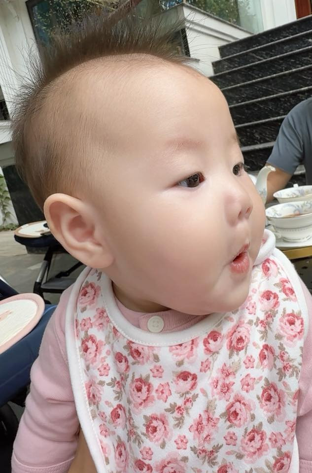 Biểu cảm hài hước của cô bé Jenny nhà Phương Oanh. (Ảnh FBNV)