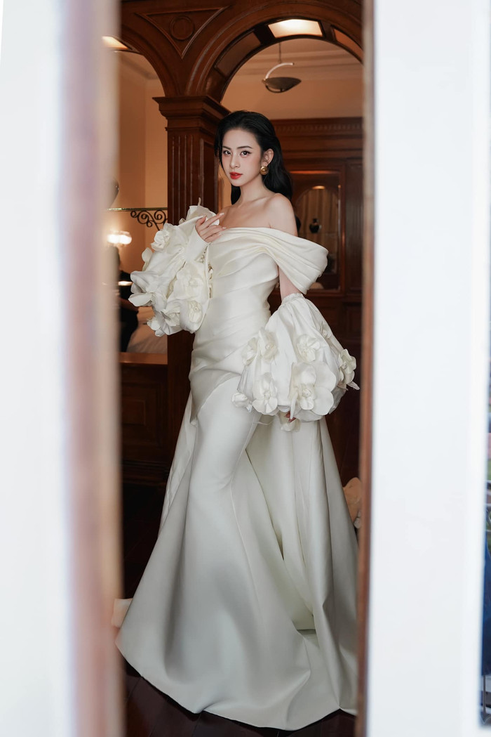 Người mẫu Hương Liên từng gây chú ý khi công khai hẹn hò Tuấn Ngọc. Trong một khoảng thời gian, cả hai bị đồn thổi đã 'đường ai nấy đi'. Tuy nhiên, tin đồn này dường như đã bị bác bỏ khi Hương Liên công khai chúc mừng Tuấn Ngọc khi anh đoạt ngôi vị Á vương 1 - Mr World 2024. Chi tiết này khiến công chúng đồ dồn sự chú và đồng loạt tìm kiếm thông tin liên quan đến Hương Liên. Từ loạt hình ảnh được đăng tải trên mạng xã hội, dễ dàng nhận ra, bạn gái Tuấn Ngọc sở hữu cuộc sống sang chảnh, 'dát' đầy đồ hiệu đắt đỏ.