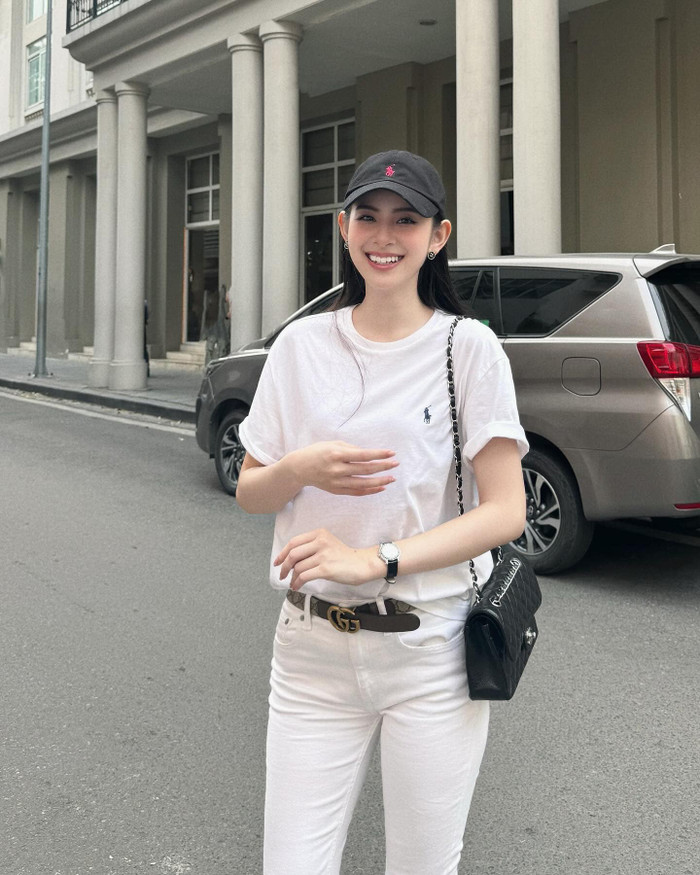 Cùng trong 'nhà mốt' này, bạn gái Tuấn Ngọc còn sở hữu thêm một mẫu túi khác thuộc dòng classic. Thông thường, những thiết kế này có mức giá không dưới 100 triệu đồng dù ở kích thước lớn hay nhỏ. Hương Liên kết hợp mẫu túi này cùng bản phối thời trang đơn giản gồm áo thun và quần jean. Bạn gái Tuấn Ngọc còn khéo léo sơ vin áo, để lộ thêm mẫu thắt lưng hàng hiệu có giá trị khoảng 13 triệu đồng.