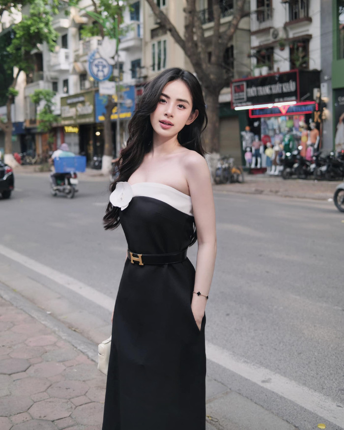 Tủ đồ của bạn gái Tuấn Ngọc còn có sự góp mặt của chiếc phụ kiện thắt lưng nhỏ xinh có giá trị khoảng 770 USD (khoảng 19 triệu đồng).