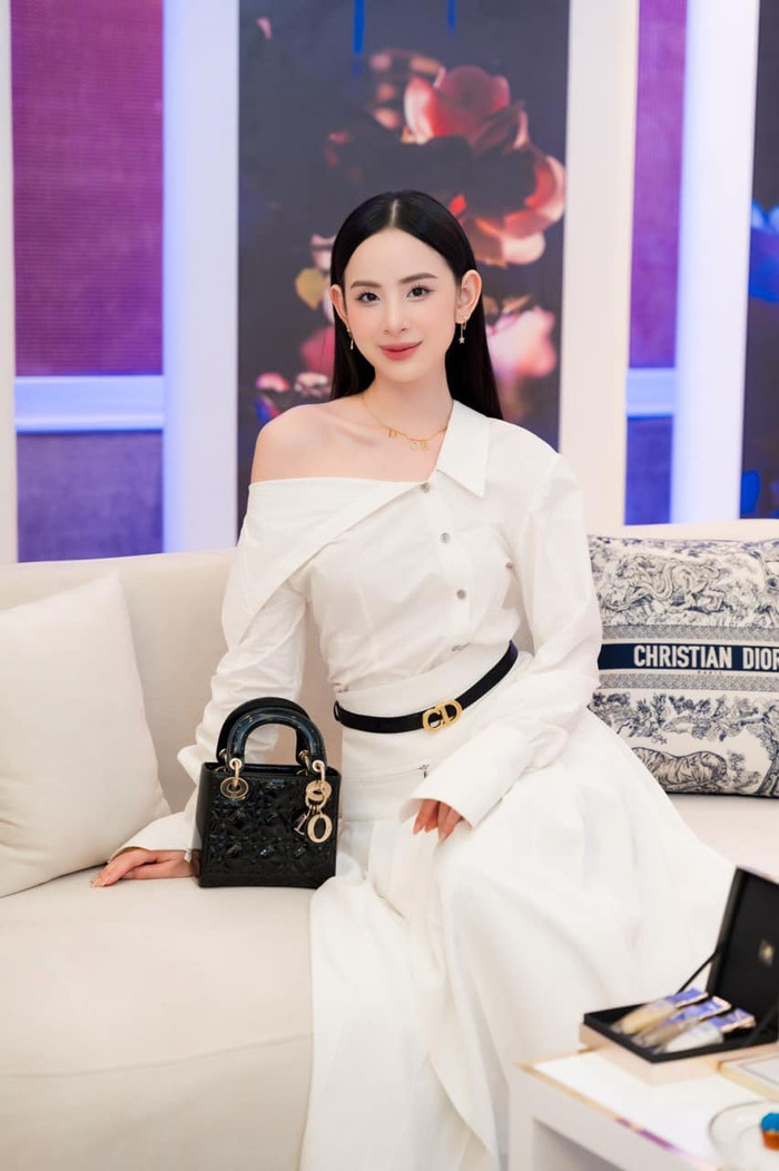 Trong một lần đi dự sự kiện, Hương Liên mang mẫu túi xách theo form dáng hình vuông, chất liệu da bóng bắt mắt. Thiết kế này thuộc dòng 'iconic' của 'nhà mốt' hàng đầu tại Pháp và được bán với mức giá khoảng 170 triệu đồng.