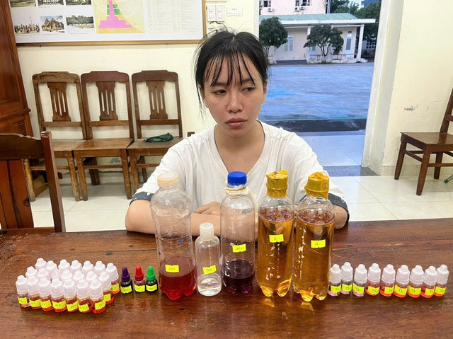 Đối tượng Phạm Thị Trà My và tang vật tại cơ quan điều tra.