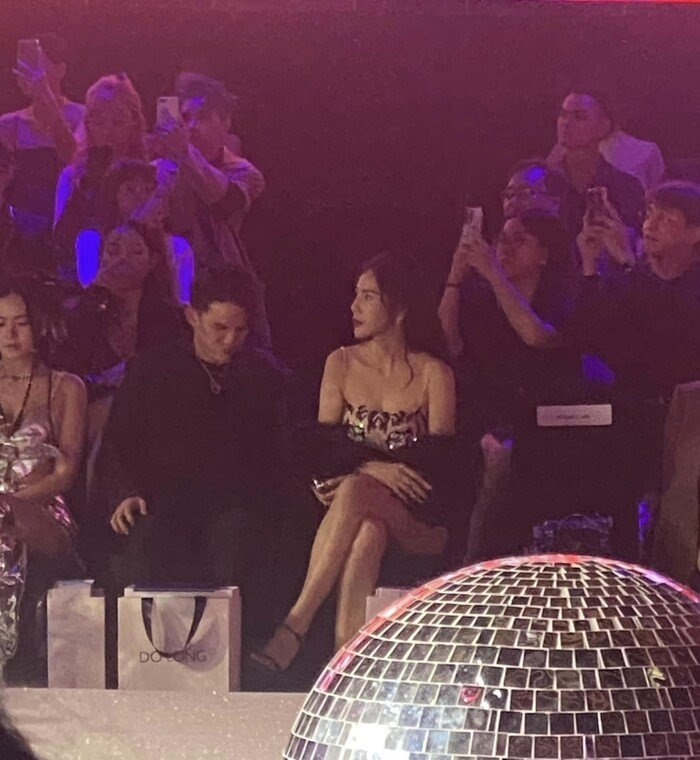 Thủy Tiên thường bị bắt gặp cô đơn trong các show diễn thời trang. 