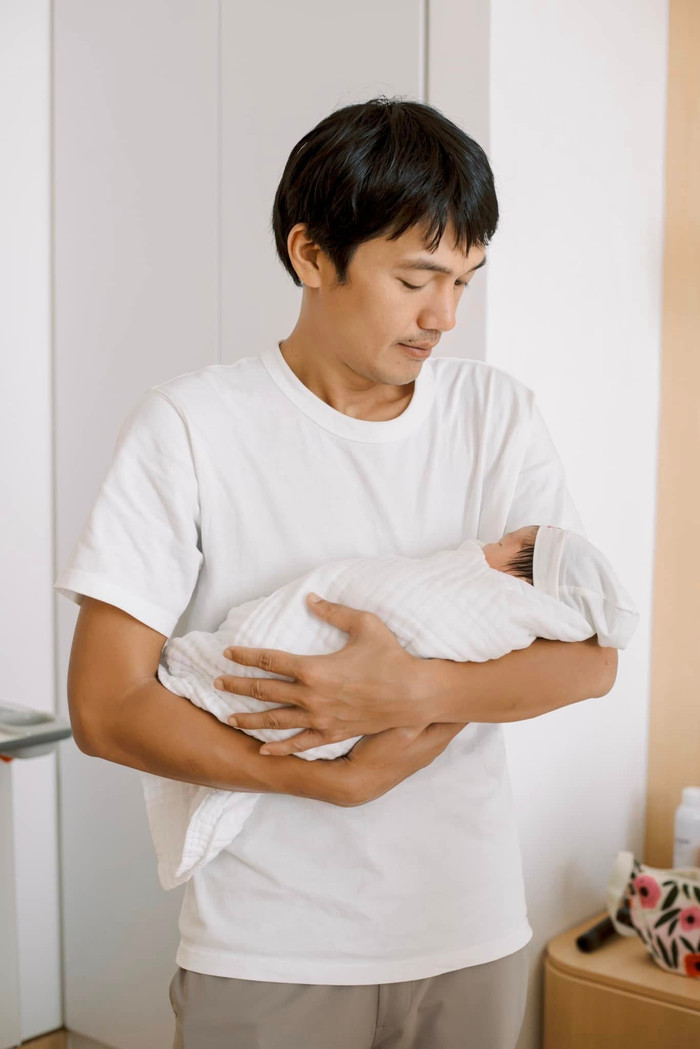 Bận rộn công việc, nhưng diễn viên Quang Tuấn vẫn cố gắng sắp xếp thời gian để đồng hành cùng vợ để chăm con trai.
