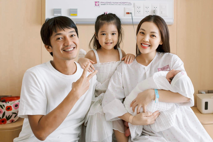 Khung ảnh 'full HD' hạnh phúc của cặp đôi Quang Tuấn - Linh Phi khi đón con trai chào đời.