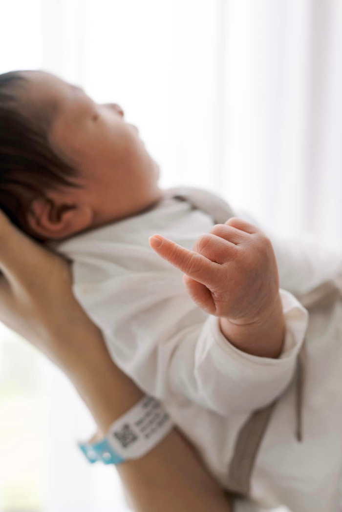 Hành động đáng yêu của con trai cặp đôi khiến dân tình thích thú.