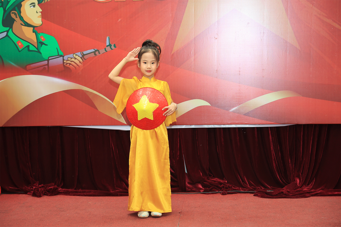 Một trong những thiết kế sẽ trình diễn trong show thời trâng kết hợp nghệ thuật Đường chúng ta đi.