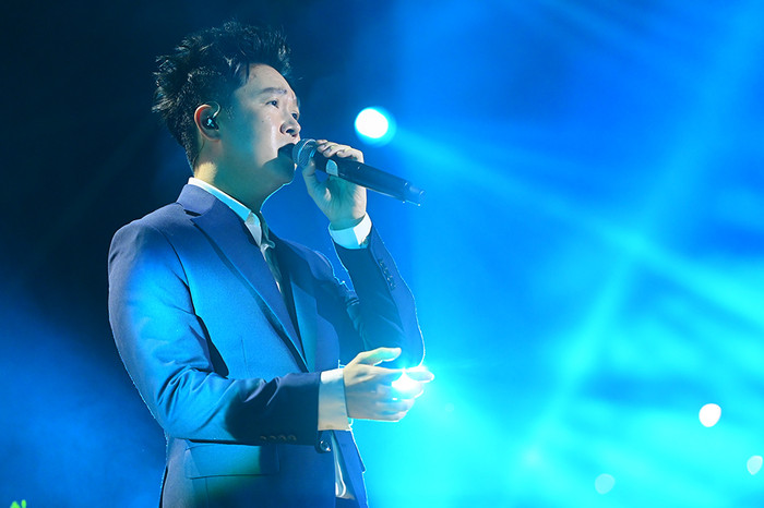 Thuỳ Chi và Lê Hiếu là hai trong số những giọng ca xuất hiện trong đêm nhạc của nhạc sĩ Việt Anh.