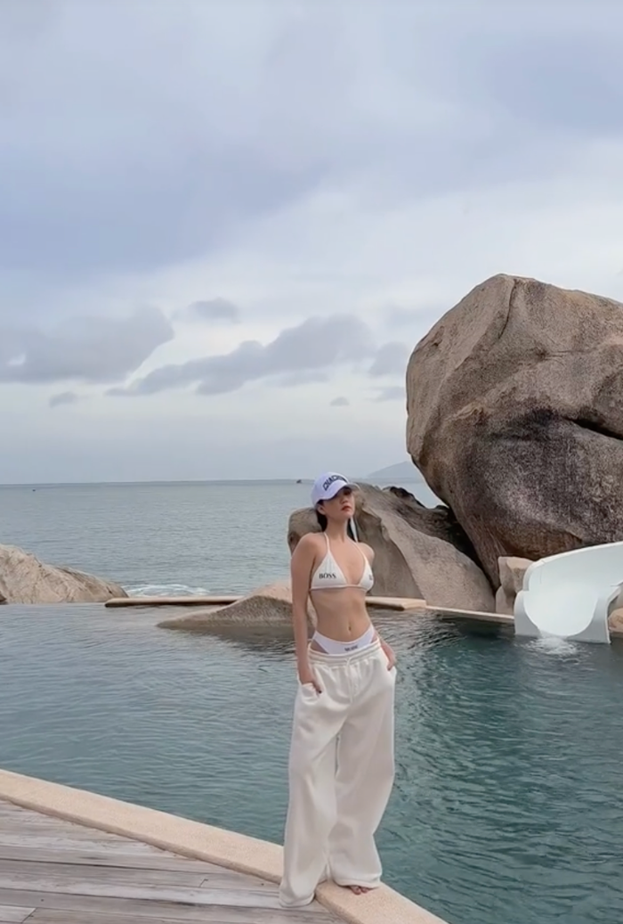 Ảnh Ngọc Trinh diện đồ tắm với phong cách quần 'nửa kín nửa hở' gây sốt. (Ảnh chụp màn hình TikTok Ngọc Trinh).