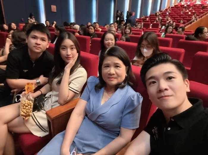 Showbiz 24h: Đỗ Mỹ Linh thể hiện sự tinh tế, khéo léo khi xuất hiện cùng gia đình bên chồng. Ảnh: FBNV