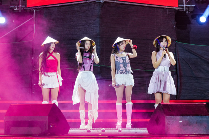 Showbiz 24h: T-ara hết mực cưng chiều, vui vẻ tương tác với người hâm mộ trong khoảng thời gian ngắn biểu diễn ở thành phố Hà Nội. Ảnh: Facebook Vincom