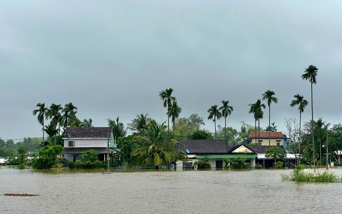 Quảng Ngãi: Lũ lên bất ngờ, dân không kịp trở tay, phải sơ tán khẩn cấp Ảnh 2