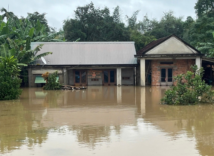 Nước dâng như thác, hàng chục nhà dân ở Quảng Ngãi bị cô lập.