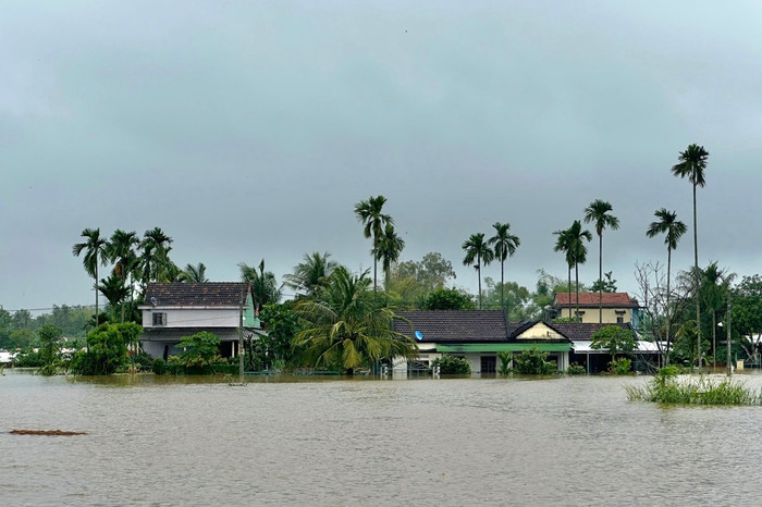 Nước lũ gây ngập hàng chục nhà dân tổ dân phố 1, phường Phổ Minh, thị xã Đức Phổ, tỉnh Quảng Ngãi: