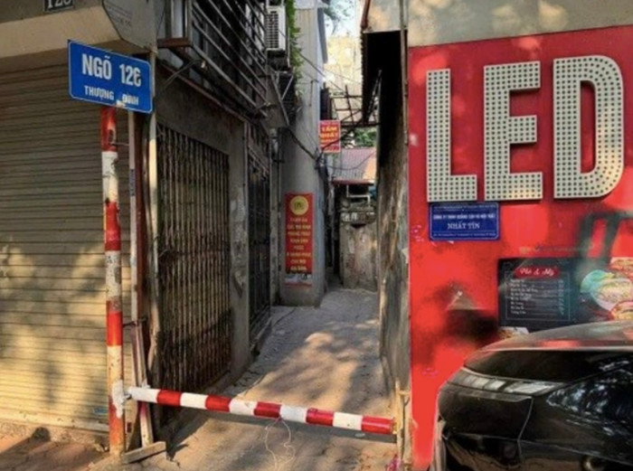 Người dân tự lắp barrier ở các ngõ nhỏ. 