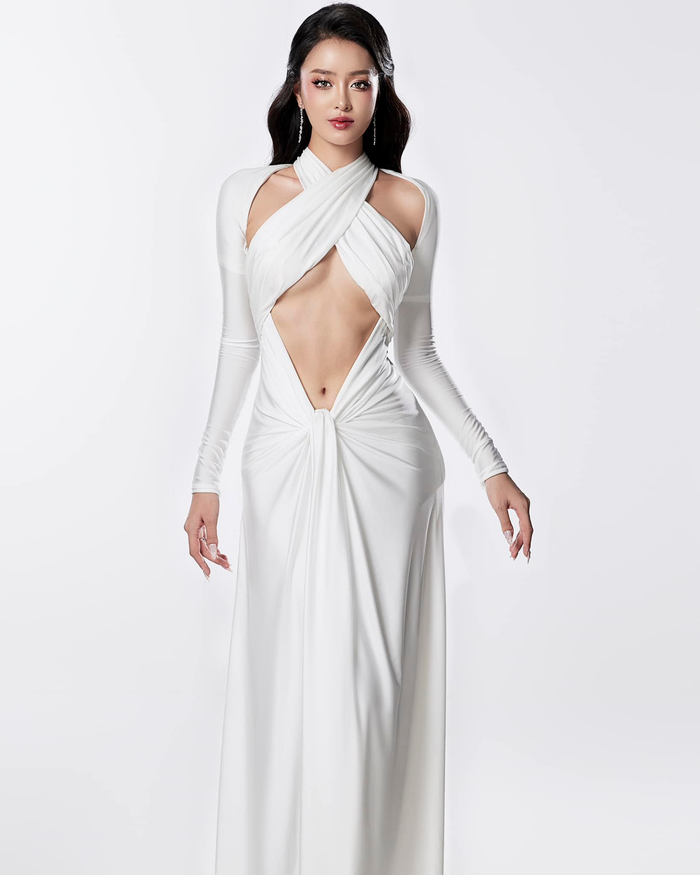 Bùi Khánh Linh chọn kiểu váy khoe đường chân ngực táo bạo trong buổi lễ trao sash của Miss Intercontinental 2024. 