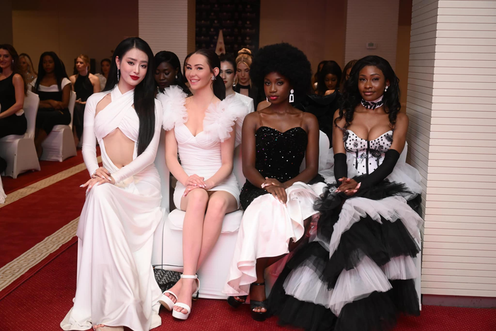 Hình ảnh của Bùi Khánh Linh nổi bật giữa dàn thí sinh trong buổi lễ nhận sash quốc gia. 