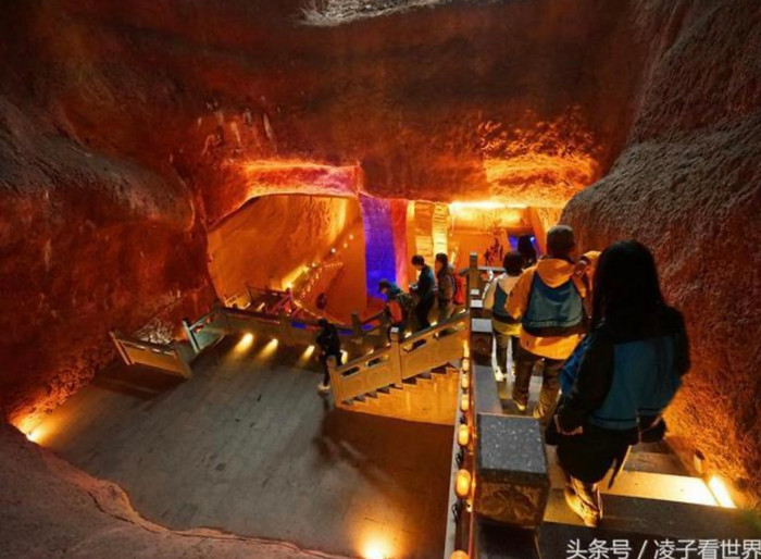 Người dân choáng ngợp trước sự kỳ vĩ của hang động (Nguồn: Toutiaohao)