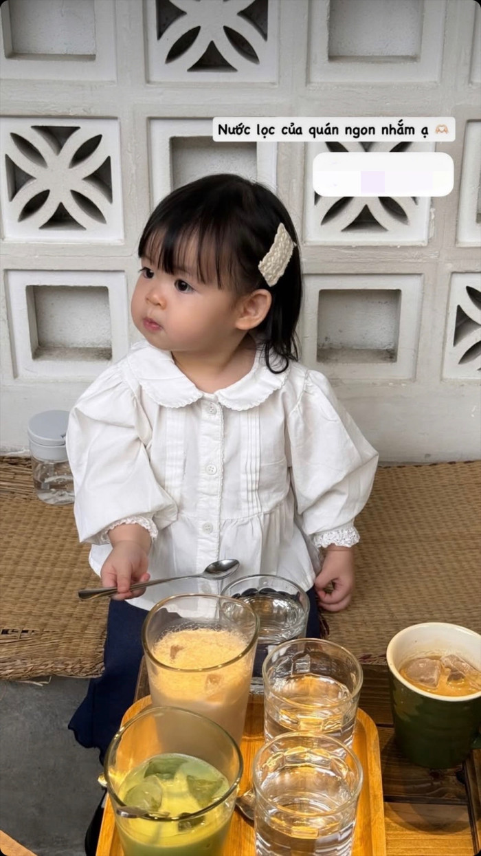 Đỗ Mỹ Linh 'lên đồ' cho con gái Tuệ An cực đáng yêu, điệu đà. Ảnh: Chụp màn hình