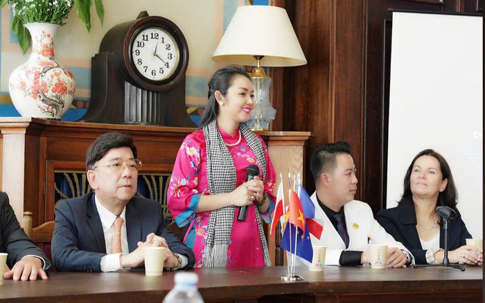 Cháu gái danh ca Giao Linh đem 'hành trình văn hoá - thương mại' ra thế giới với chiếc áo dài Ảnh 2