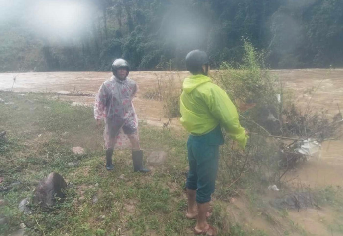 Lực lượng chức năng đội mưa tổ chức tìm kiếm cháu bé mất tích.