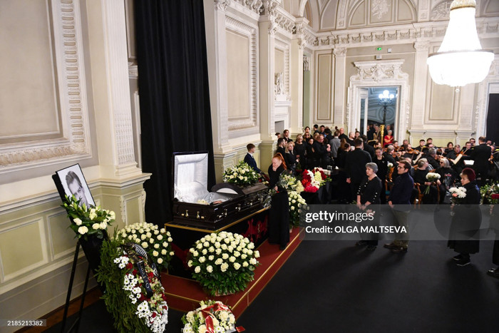 Nam nghệ sĩ ngã ban công chung cư qua đời, vợ khóc nghẹn đón khách đến tiễn đưa Ảnh 2