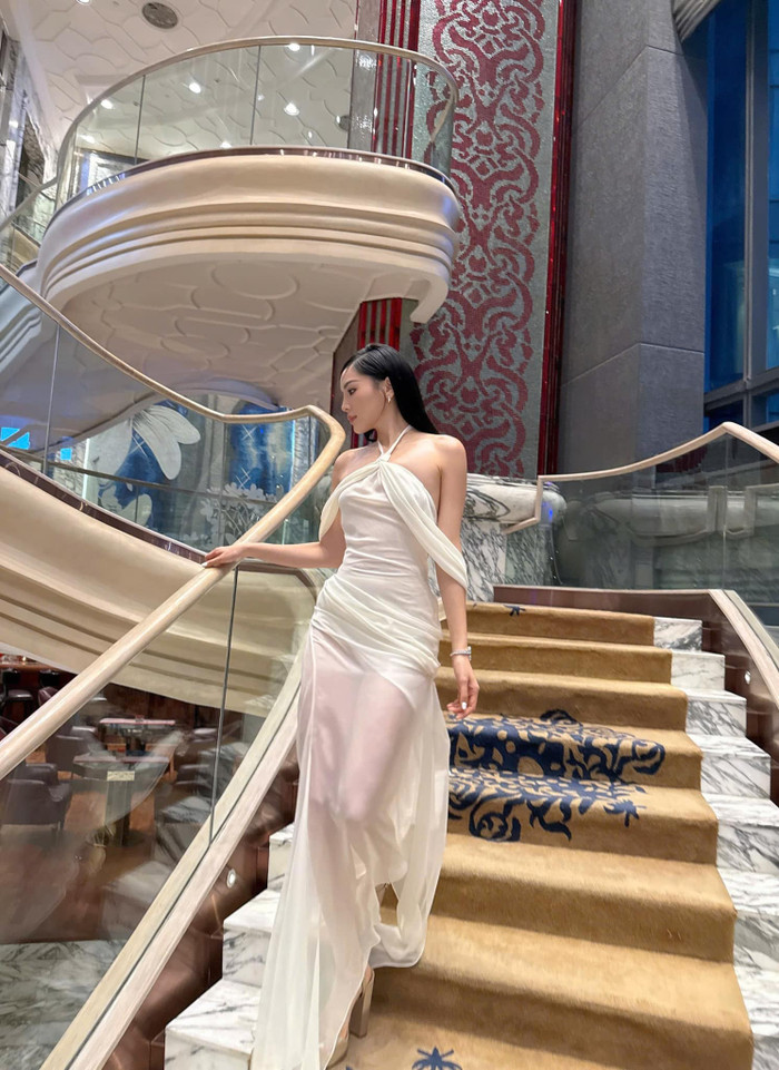 Kỳ Duyên không ngừng gây ấn tượng với phong cách ngày càng cuốn hút và đẳng cấp. Gần đây, nàng hậu liên tục xuất hiện trong các sự kiện với những thiết kế đầm dạ hội xuyên thấu hoặc váy siêu ngắn đầy táo bạo, giúp cô khoe khéo đôi chân nuột nà cùng vóc dáng chuẩn chỉnh.