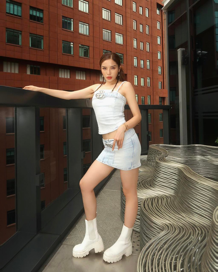 Ngoài những bộ cánh xuyên thấu, phong cách váy siêu ngắn của Kỳ Duyên cũng được khen ngợi hết lời. 