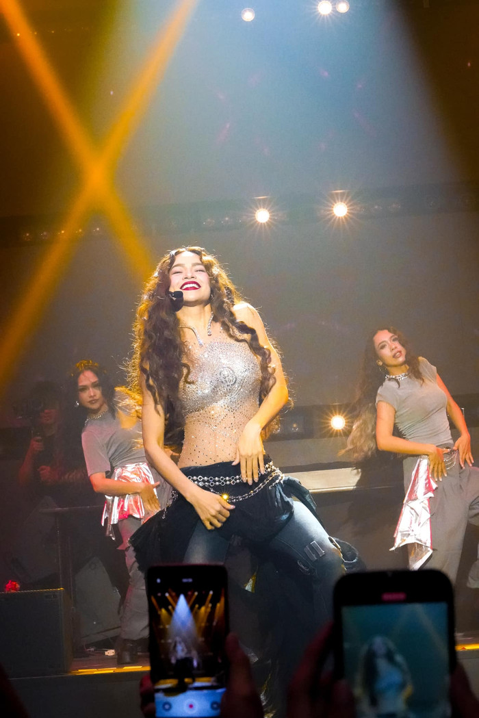 Tuy nhiên, vì đặc trưng chất liệu xuyên thấu, không ít lần phong cách này đã để lộ nội y, tạo nên những khoảnh khắc gây chú ý. Thay vì né tránh, Hồ Ngọc Hà khéo léo biến điều này thành một phần của sự quyến rũ, khẳng định gu thẩm mỹ tinh tế và sự kiểm soát hoàn hảo trong từng bộ trang phục.