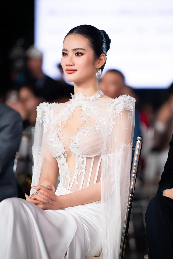 Hoa hậu Ý Nhi đang cho thấy sự sa sút với hai vấn đề quan trọng nhất của một nàng hậu trước ngày chinh chiến quốc tế.