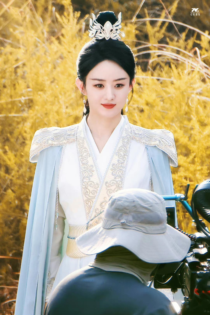 Dữ Phượng Hành là bộ phim cổ trang đánh dấu lần hợp tác thứ 2 giữa Triệu Lệ Dĩnh và Lâm Canh Tân. 