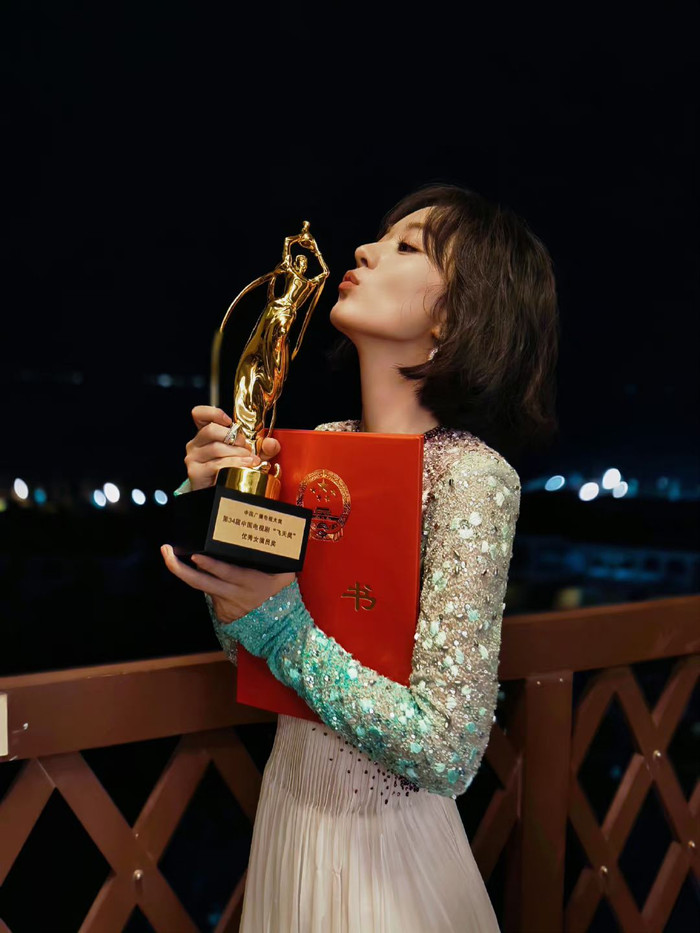 Trong năm 2024, Triệu Lệ Dĩnh lần đầu tiên trở thành Thị hậu Phi Thiên. 