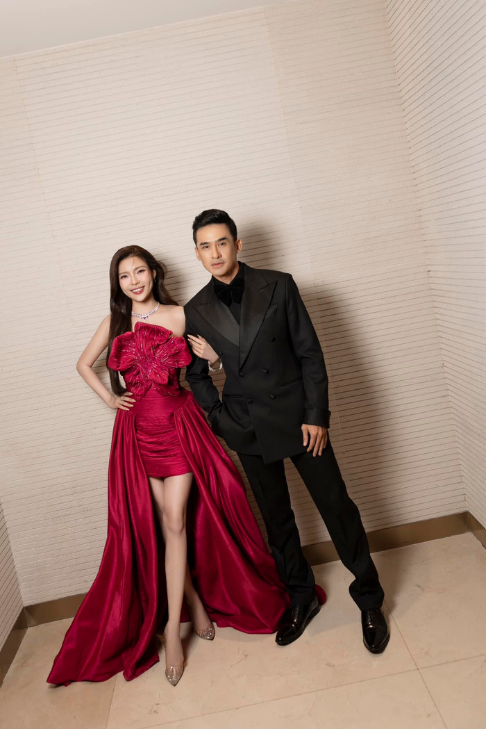 Nữ diễn viên Thúy Diễm diện đầm gợi cảm khoe vóc dáng 'đồng hồ cát' và đôi chân dài miên man bên chồng Lương Thế Thành.