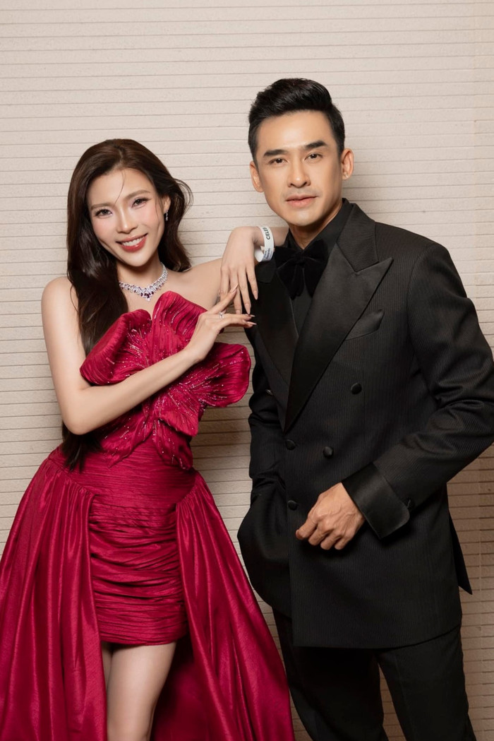 Thúy Diễm khoe nhan sắc xinh đẹp và thân hình nóng bỏng bên chồng tài tử. 