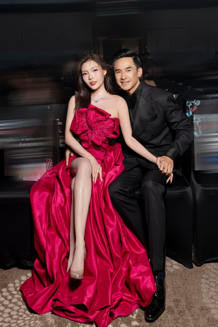 Thúy Diễm sánh đôi bên nam tài tử Lương Thế Thành tới tham dự sự kiện vào tối ngày 23/11. 