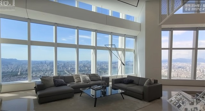 Một hình ảnh trong căn penthouse trị giá gần 700 tỷ đồng của nữ ca sĩ nổi tiếng và chồng cầu thủ. (Ảnh: Newsis)