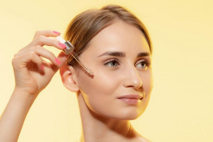 Retinol và Niacinamide đều mang lại những lợi ích tương tự như giảm mụn, thu nhỏ lỗ chân lông.
