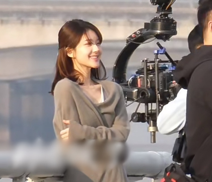 Thân hình gầy gò thiếu sức sống cùng chiếc cằm nhọn hoắc của Triệu Lộ Tư tại phim trường Tình Nhân đang khiến nhiều người lo lắng.