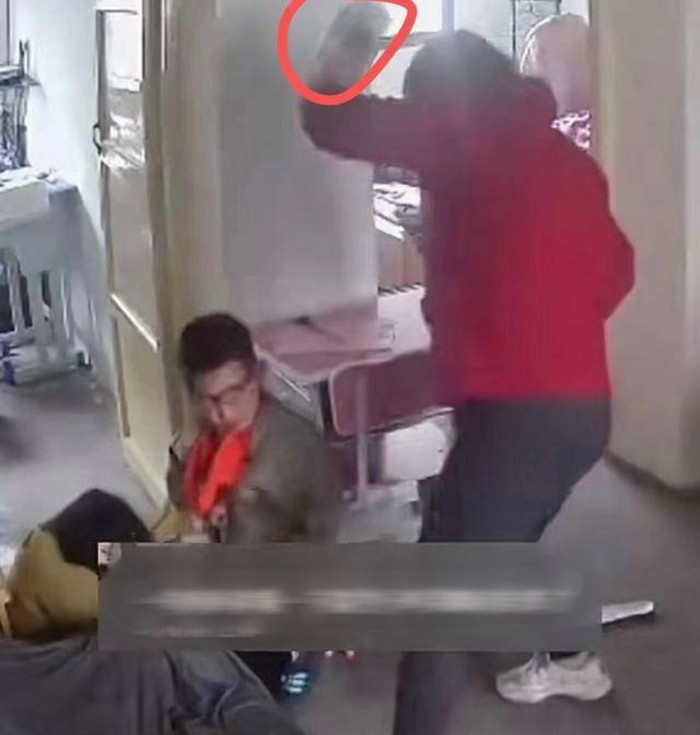 Khoảnh khắc nghẹn lòng, bé gái kêu cứu mẹ khi bị bà nội bạo hành.