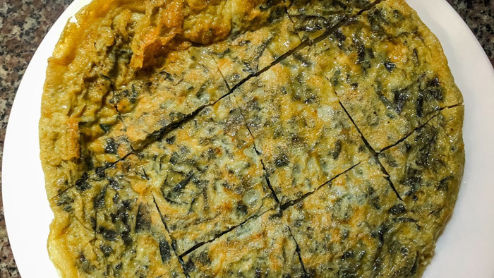 Trứng gà chiên lá mơ vừa ngon vừa bổ.