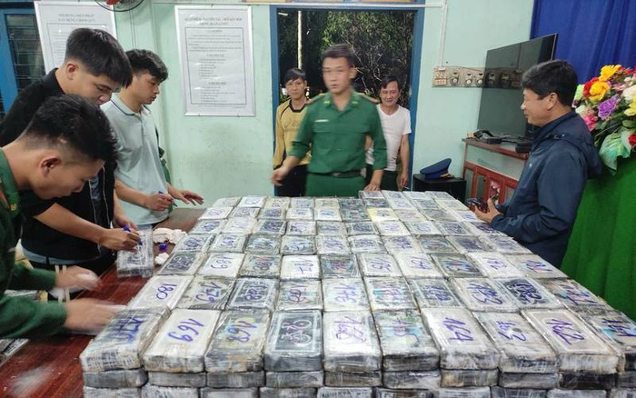 Người dân Quảng Ngãi lại phát hiện hàng ngàn viên ma túy trôi dạt vào bờ biển Ảnh 2