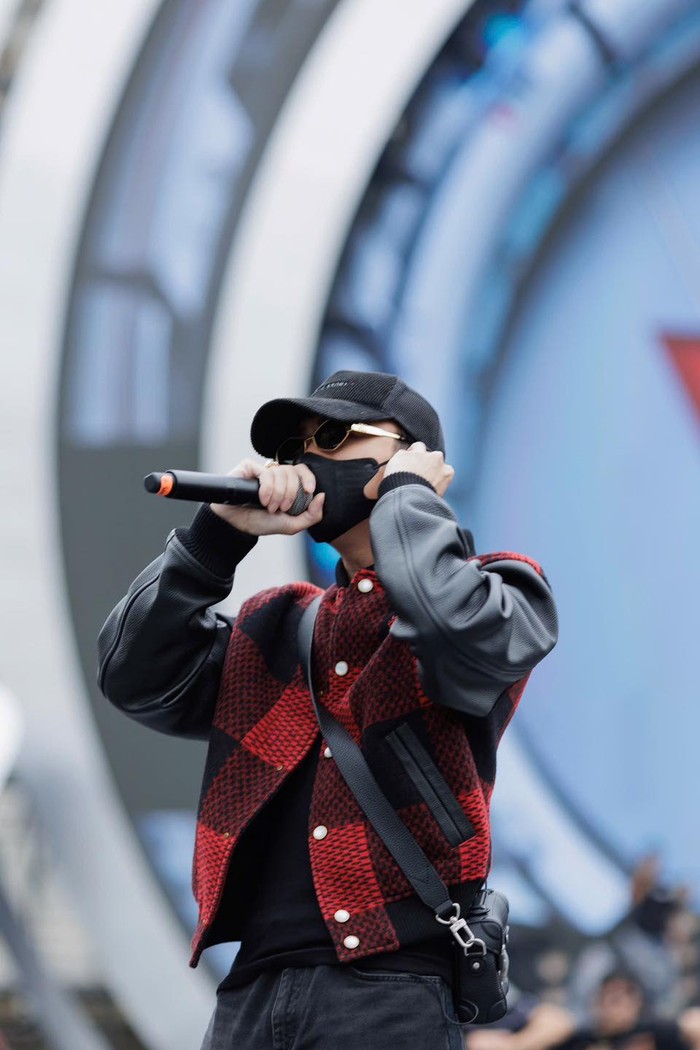 Soobin Hoàng Sơn có tham gia tổng duyệt chương trình trước khi biểu diễn. Vì vậy, chuyện nam ca sĩ mặc 'lạc quẻ' so với các nghệ sĩ khác càng nhận về nhiều luồng ý kiến trái chiều. (Ảnh: Viettel Telecom)