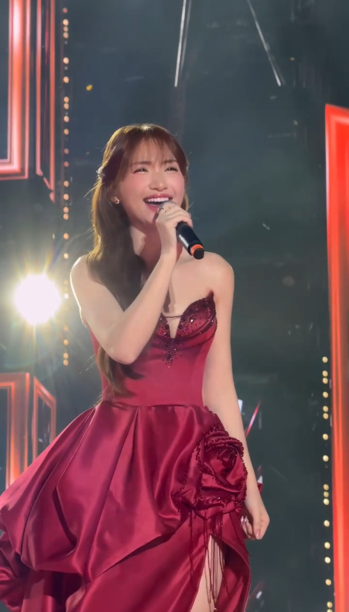 Sơn Tùng M-TP, Hoà Minzy cùng nhiều nghệ sĩ khác diện trang phục màu đỏ tại sự kiện tối 24/11. (Ảnh chụp màn hình)