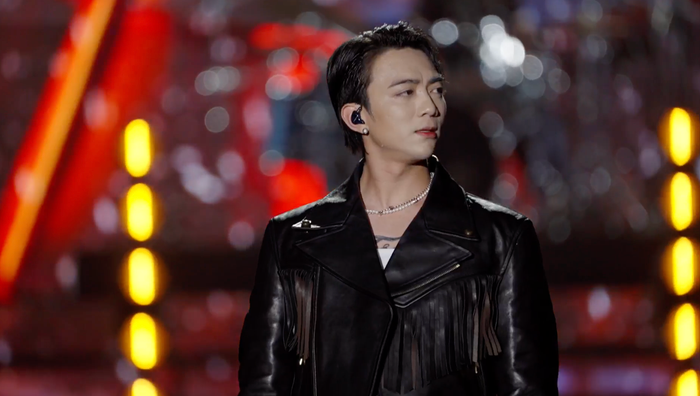 Trong khi đó, Soobin Hoàng Sơn lại mặc 'full đen' tại sự kiện âm nhạc ở Hà Nội tối 24/11. (Ảnh: Chụp màn hình)