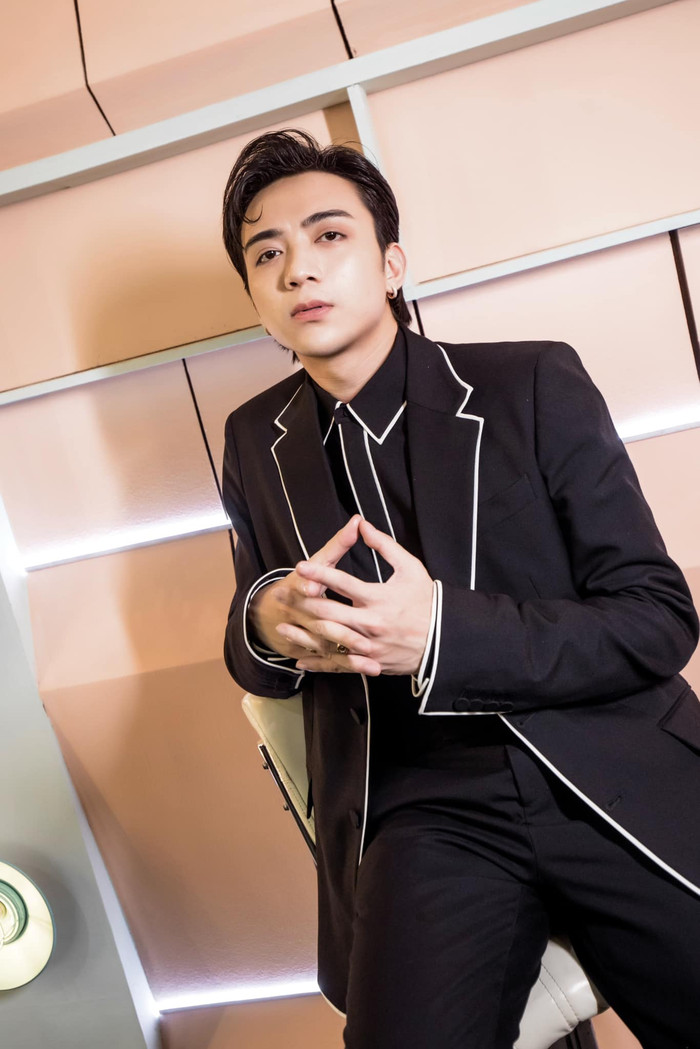 Hơn 10 năm hoạt động nghệ thuật, nam ca sĩ sở hữu loạt bản 'hit' đình đám cùng nhiều giải thưởng nổi bật.